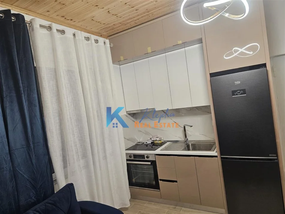 Tirane, jap me qera apartament 1+1 Kati 1, 50 m² 450 € (Laprake)