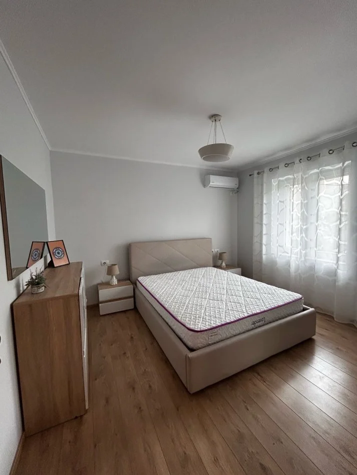 Tirane, jepet me qera apartament 1+1 Kati 2, 70 m² 650 € (Rruga Fortuzi)