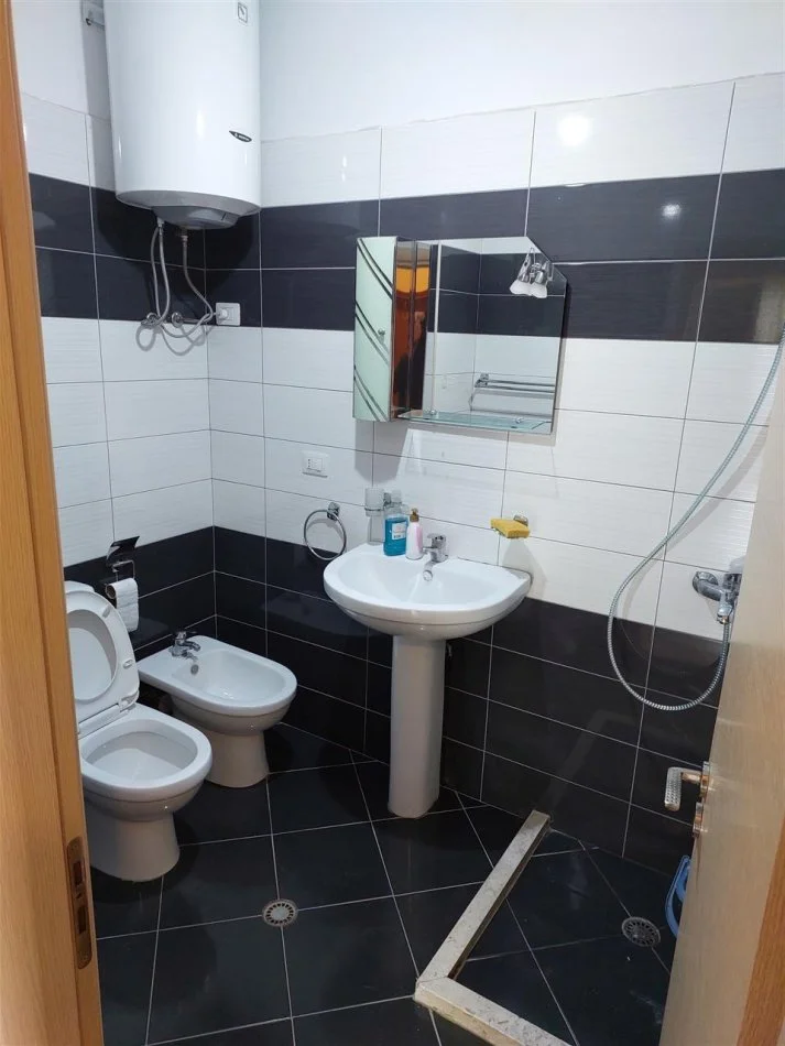 Tirane, jepet me qera apartament 1+1+Ballkon Kati 7, 70 m² 380 € (Astir, prane Ozone)