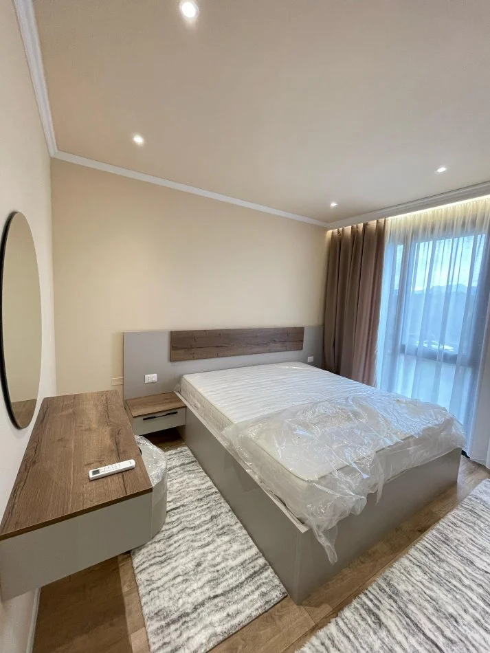 Tirane, jepet me qera apartament 2+1 Kati 1, 117 m² 1.200 € (Liqeni i Thate)