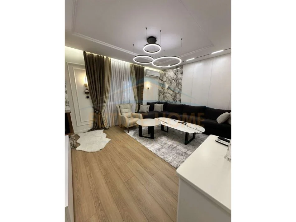 Tirane, shitet , 350.000 € (VORE)