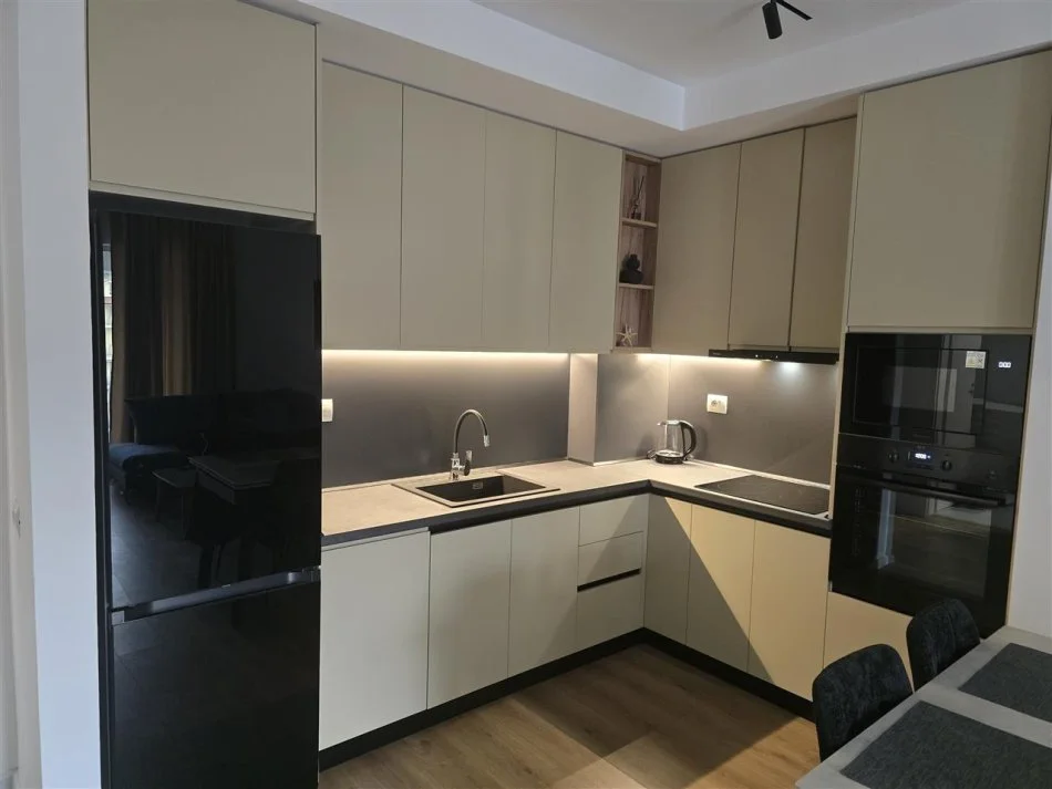 Tirane, jepet me qera apartament 1+1+Ballkon Kati 6, 65 m² 450 € (Ali Demi, Kompleksi Kaimi)