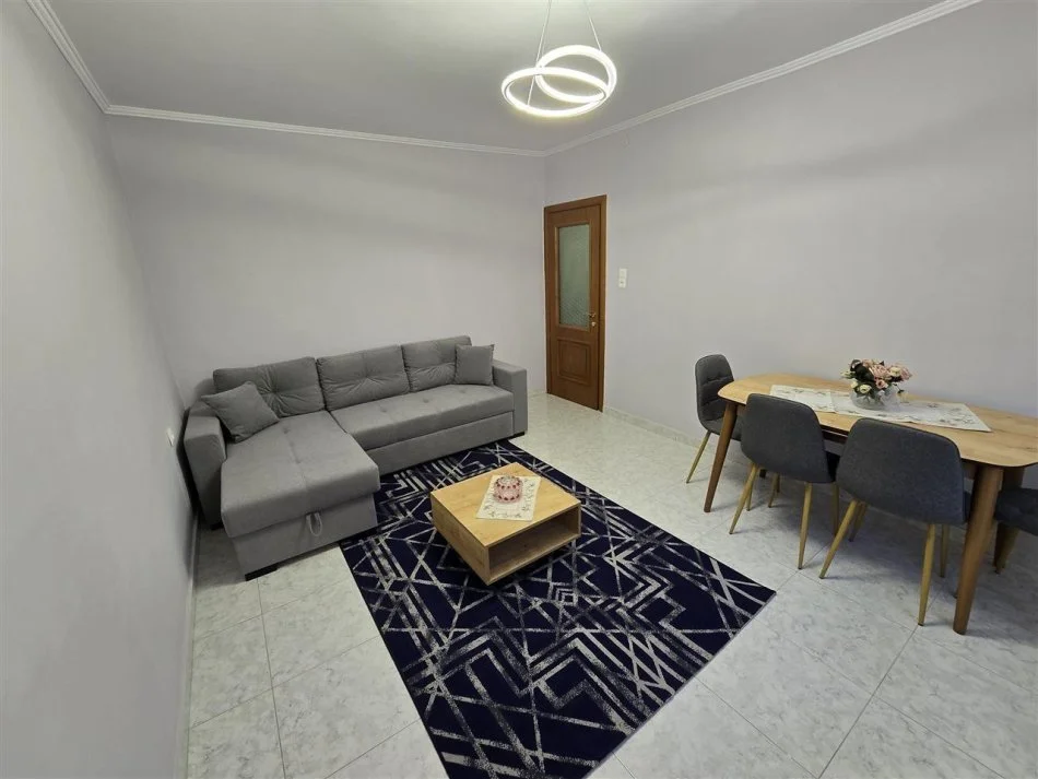 Tirane, jepet me qera apartament 1+1 Kati 2, 65 m² 600 € (Ali Demi)