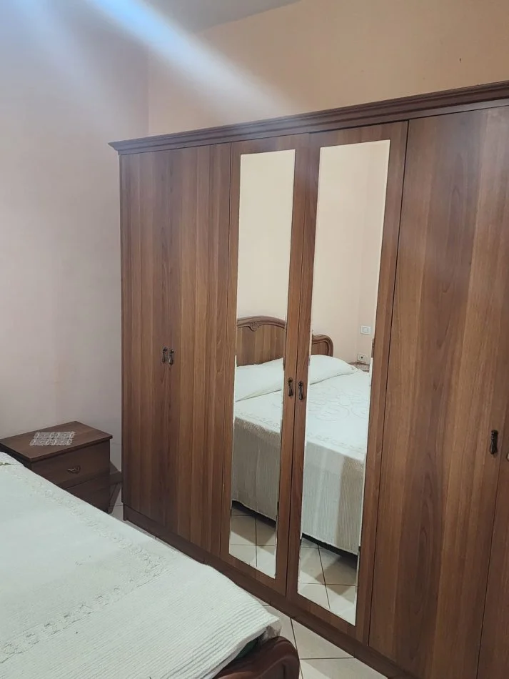 Tirane, jepet me qera apartament 1+1+Ballkon , 70 m² 500 € ne Qender ( Pazari i Ri )