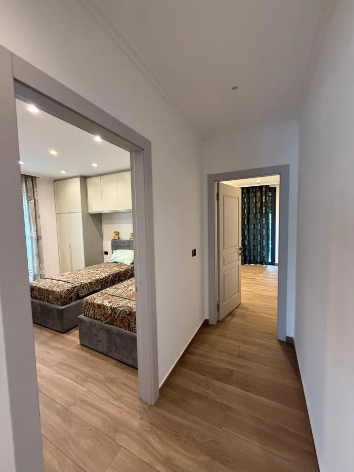 Tirane, jepet me qera apartament 2+1 Kati 1, 150 m² 1.700 € (Teg)