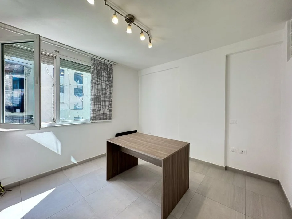Tirane, jepet me qera apartament 2+1+Ballkon Kati 4, 80 m² 600 € (Ish Ekspozita)
