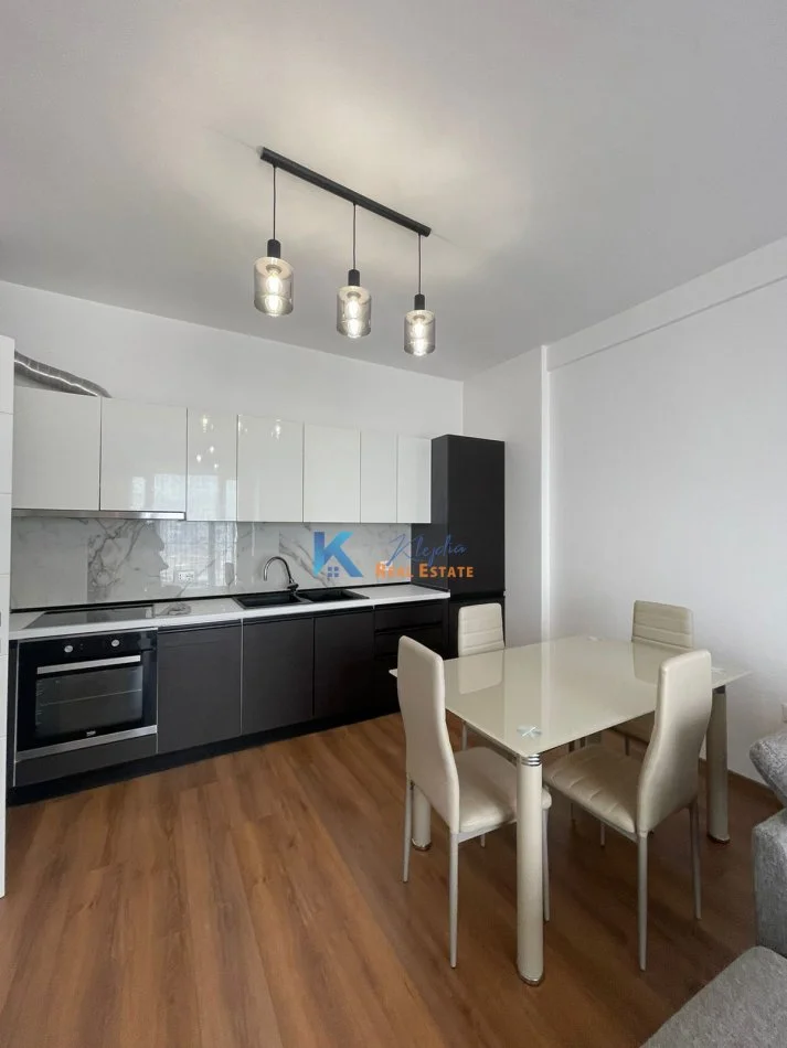 Tirane, jap me qera apartament 1+1+Ballkon Kati 10, 70 m² 580 € (Kompleksi Arlis, ne rrugen e Dibres)