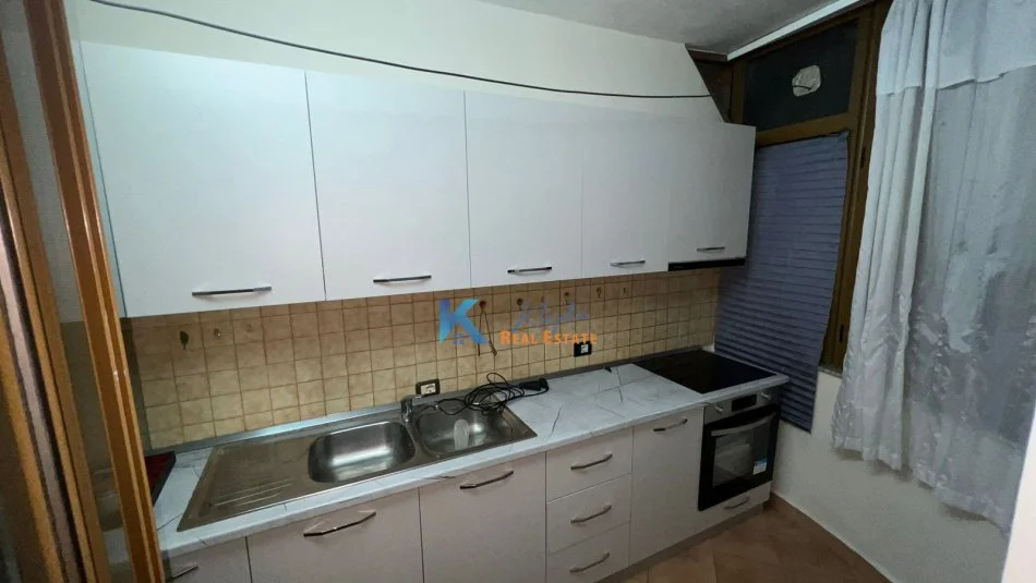 Tirane, jap me qera apartament 2+1+Ballkon Kati 3, 85 m² 600 € (Komuna e Parisit)