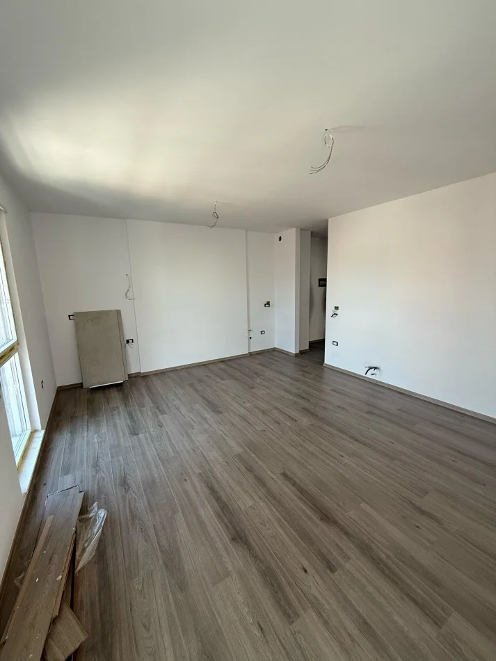 Tirane, shitet apartament 1+1 Kati 4, 75 m² 135.000 € (Xhamllik)