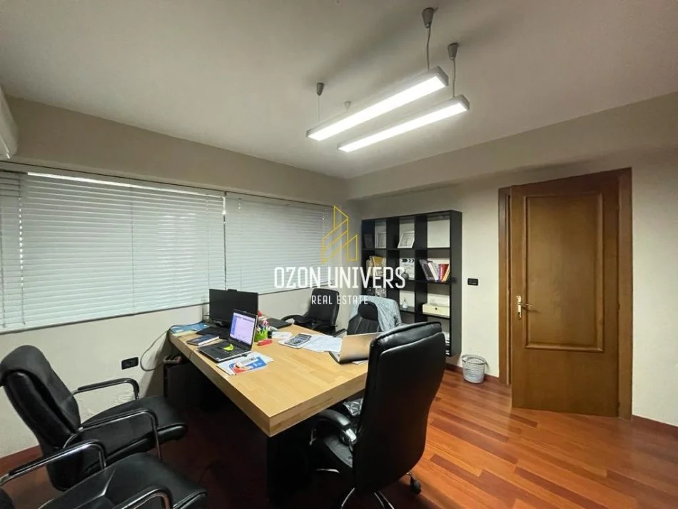 Tirane, jepet me qera ambjent biznesi Kati 2, 160 m² 2.000 € (Blloku)