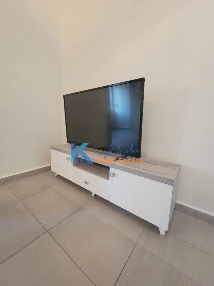 Tirane, jap me qera apartament 1+1+Ballkon Kati 4, 60 m² (Ministria e Jashtme, afer karburant Eida)