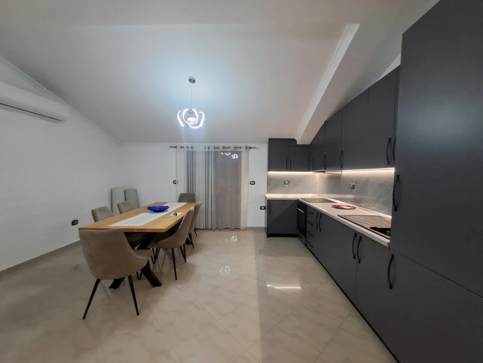 Tirane, jepet me qera apartament 2+1 , 500 € (selite)