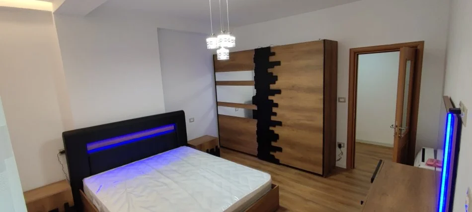 Tirane, jepet me qera apartament 2+1 Kati 2, 100 m² 700 € (Vasil Shanto)