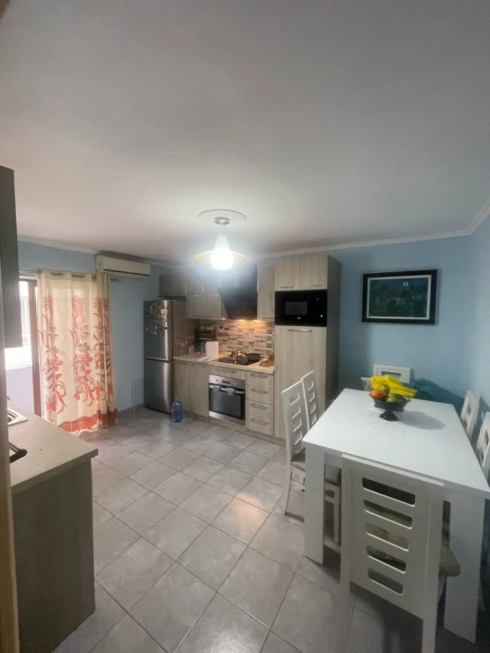 Tirane, jepet me qera apartament 2+1+Ballkon Kati 5, 85 m² 550 € (Kongresi i Tiranes, Prane shkolles "Hasan Vogli")