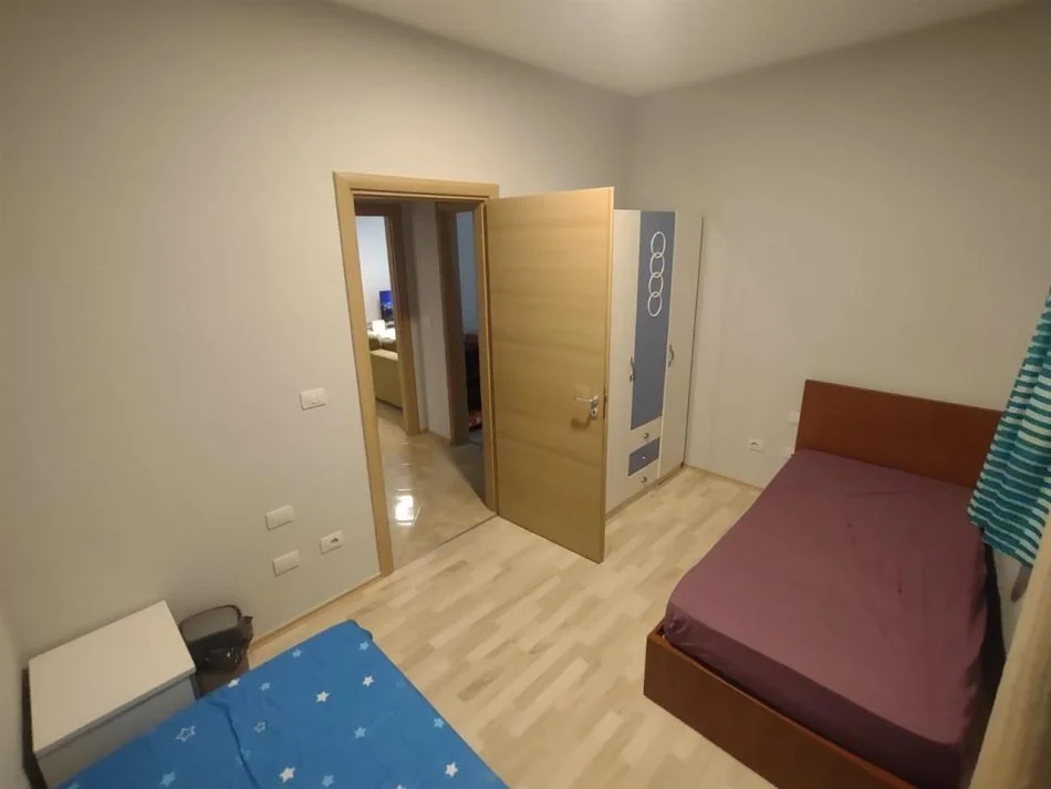 Tirane, jepet me qera apartament 2+1+Ballkon Kati 3, 100 m² 600 € (Stacioni i Trenit, Rruga Karl Gega)