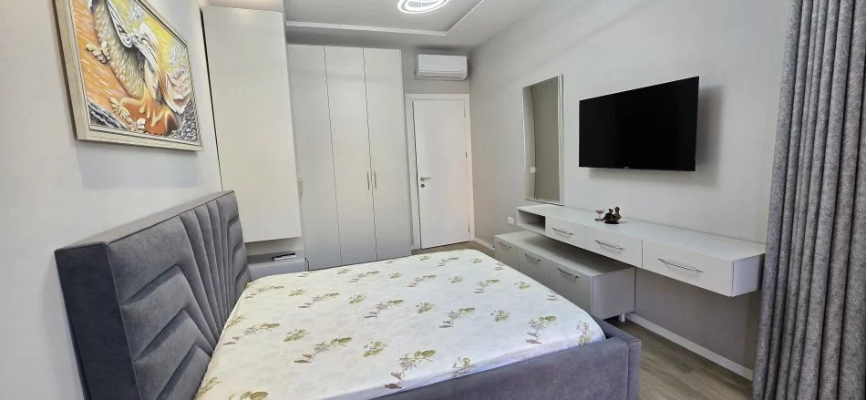Tirane, jepet me qera apartament 1+1 , 65 m² 850 € (Komuna e Parisit)