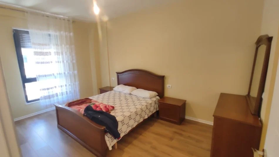 Tirane, jepet me qera apartament 2+1+Ballkon Kati 4, 110 m² 700 € (Porcelan, Kompleksi Erli)