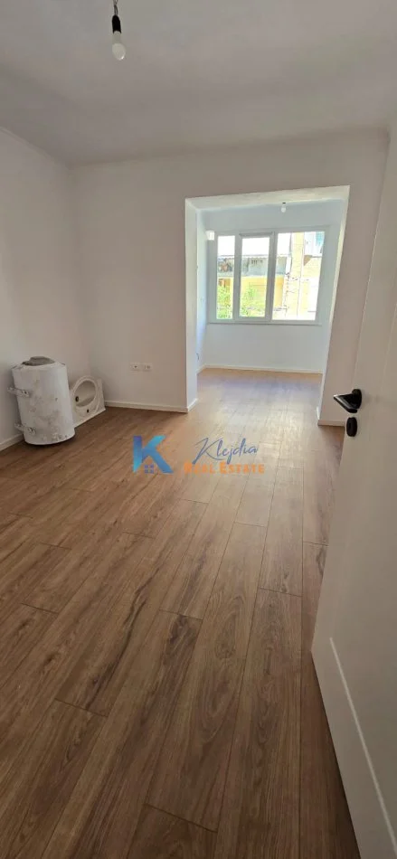 Tirane, shes apartament 1+1+Ballkon Kati 2, 40 m² 125.000 € (21 Dhjetori, afer Mozaikut te Tiranes)