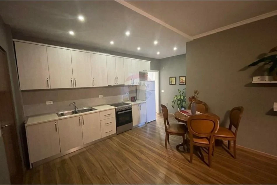 Tirane, jepet me qera apartament 1+1+Aneks Kati 4, 70 m² 650 € (Komuna e Parisit)