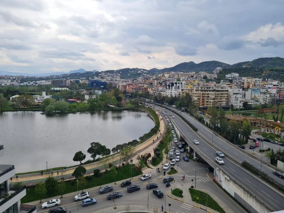Tirane, jepet me qera zyre Kati 9, 140 m² 1.500 € (Lake View)