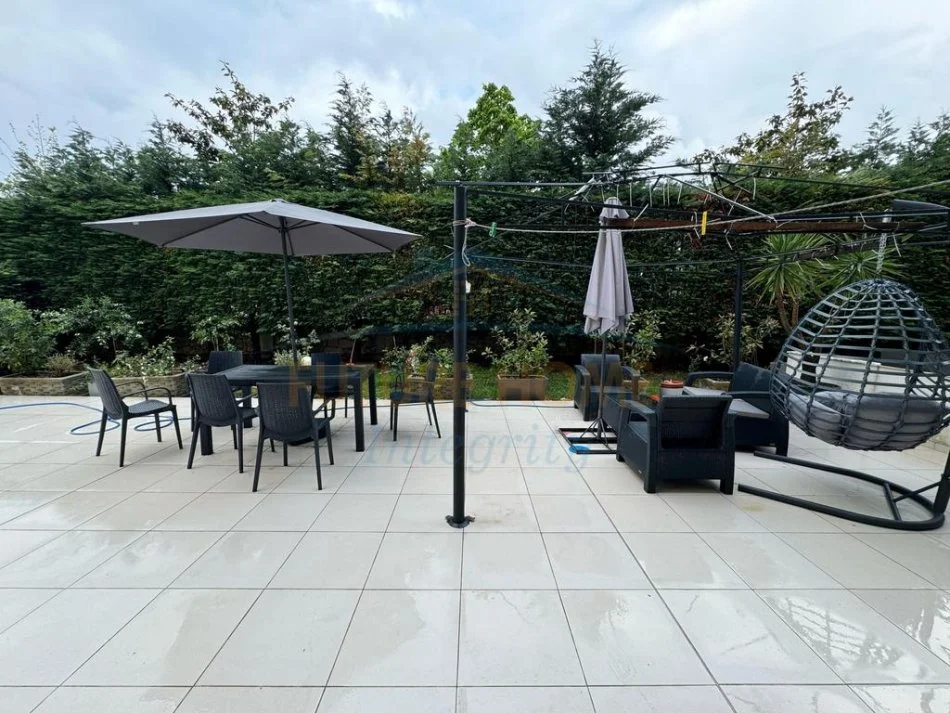 Tirane, jepet me qera apartament+verande | Penthouse 2+1+Aneks+Ballkon Kati 0, 80 m² 1.000 € (Residenca Touch Of The Sun, Sauk, Tiranë.)