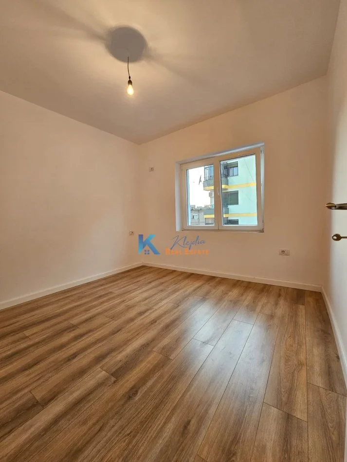 Tirane, shitet apartament 1+1 Kati 5, 44 m² 98.000 € (21 Dhjetori, afer Mozaikut)