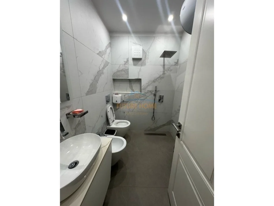 Tirane, jepet me qera apartament 1+1+Aneks+Ballkon Kati 5, 70 m² 600 € (bulevardi zogu i pare)