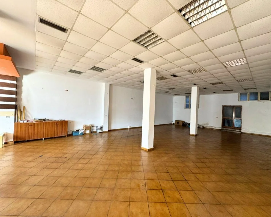 Kavaje, jepet me qera dyqan Kati 1, 120 m² 500 € (Kavaje,qender)