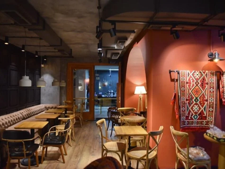 Tirane, jepet me qera lokal Kati 0, 172 m² 2.000 € (ish ekspozita)