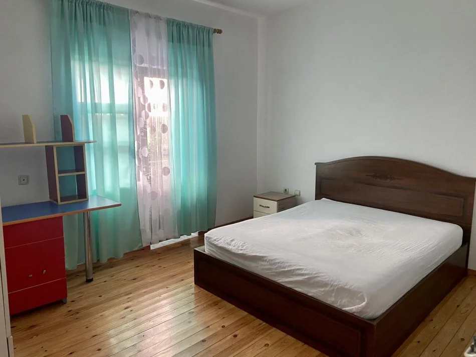 Tirane, jepet me qera shtepi 1+1+Aneks+Ballkon Kati 2, 110 m² 400 € (Vilat Amerikane)