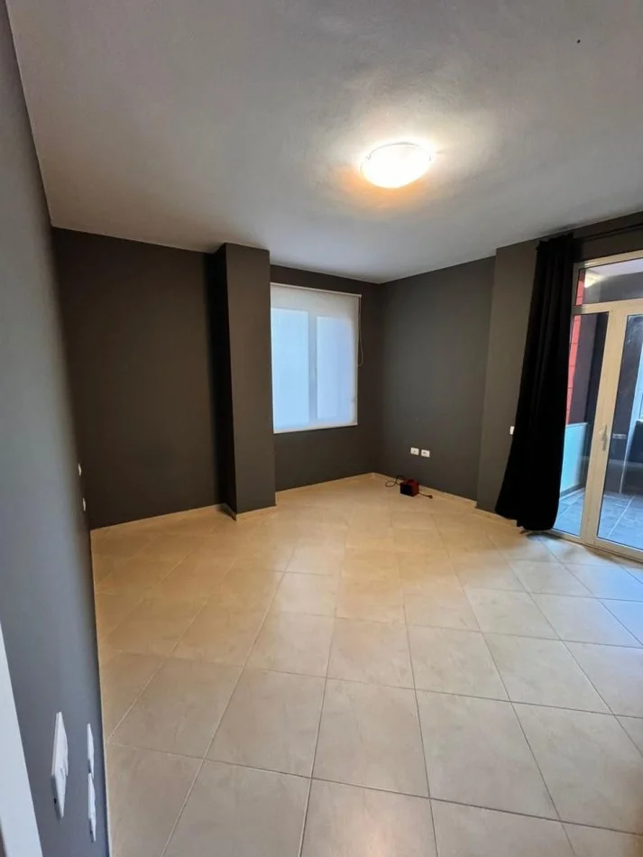 Tirane, jap me qera zyre Kati 3, 100 m² 850 € (Qender, prane Toptanit)