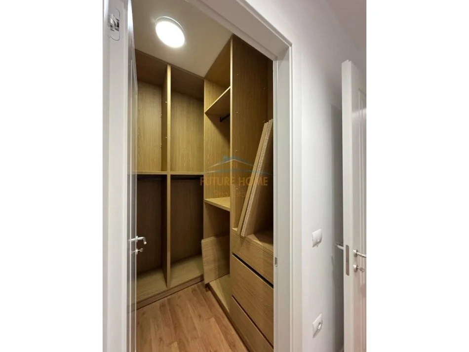 Tirane, jepet me qera apartament 3+1+Aneks+Ballkon Kati 7, 134 m² 2.300 € (Rezidencen Golden Park, prane Air Albania.)