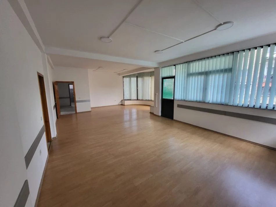 Tirane, jepet me qera ambjent biznesi Kati 1, 366 m² 2.300 € (Rruga Kujtim Laro)