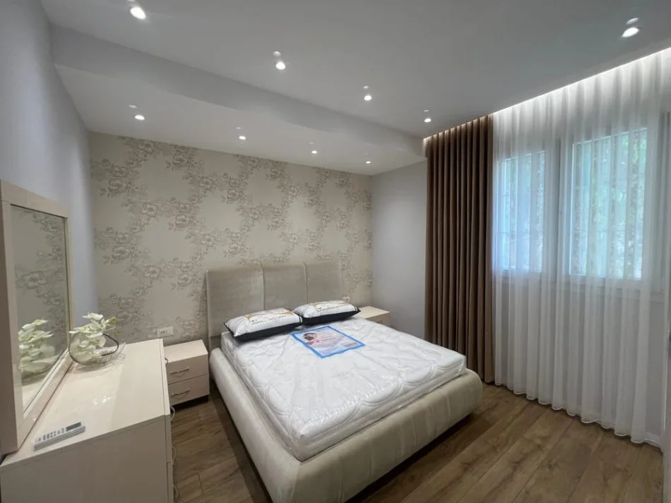 Tirane, jepet me qera apartament 1+1+Ballkon Kati 2, 75 m² 800 € (RRUGA E DURRESIT)