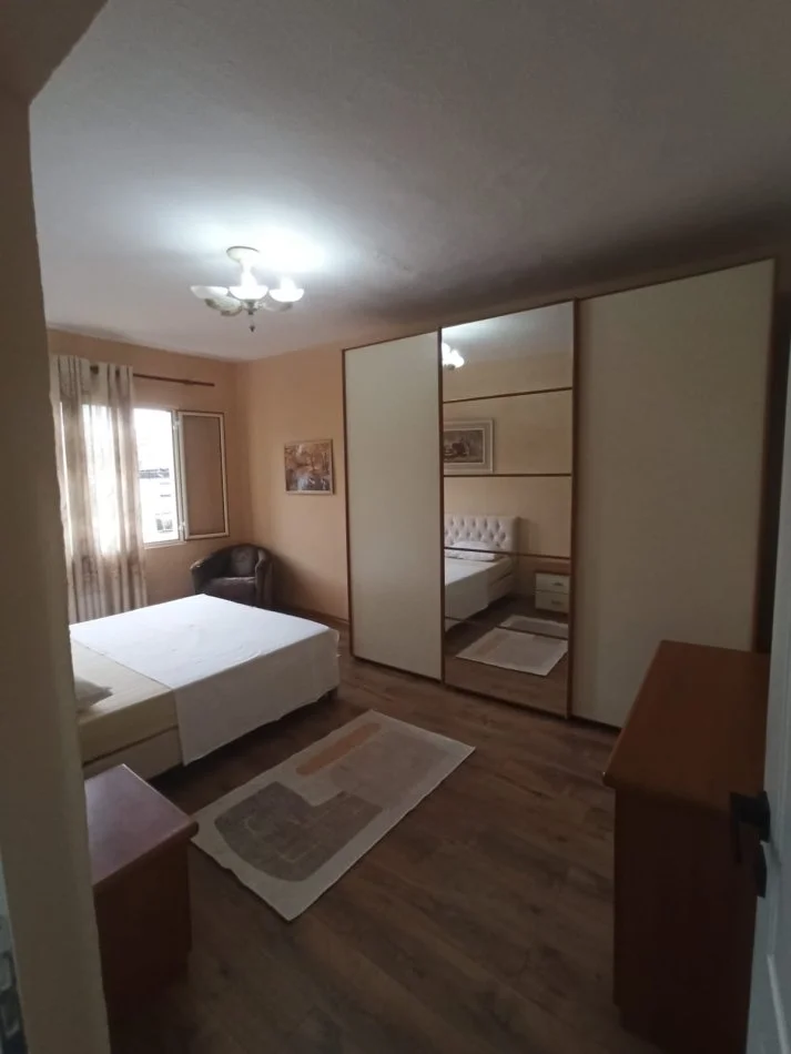 Tirane, jepet me qera apartament 2+1 Kati 4, 70 m² 500 € (Rruga Muhamet Gjollesha)