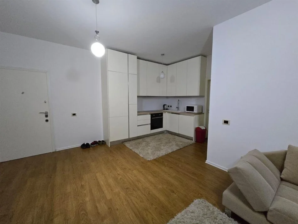 Tirane, jap me qera apartament 1+1+Ballkon Kati 3, 90 m² 600 € (Liqeni i Thate, afer hotel Radisson)