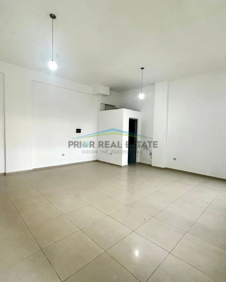 Tirane, shitet dyqan Kati 0, 51 m² 100.000 € (Yzberisht)