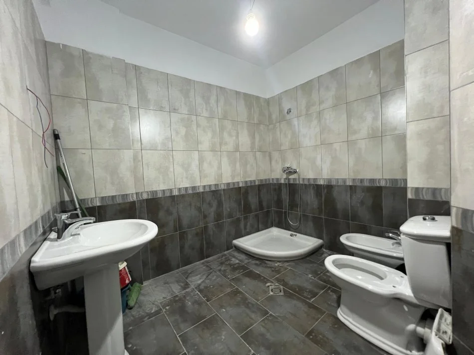 Tirane, jepet me qera ambjent biznesi Kati 5, 100 m² 800 € (QENDER)