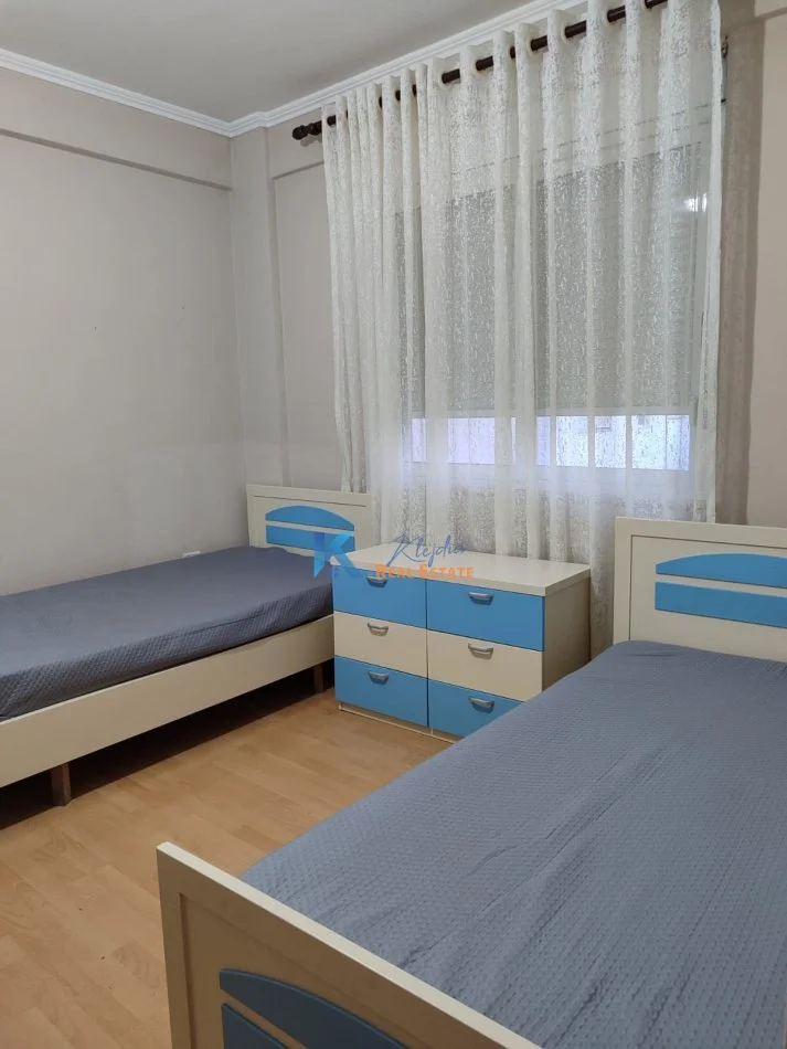 Tirane, jap me qera apartament 2+1+Ballkon Kati 1, 102 m² 600 € (Liqeni i Thate, afer Kopshtit Zoologjik)