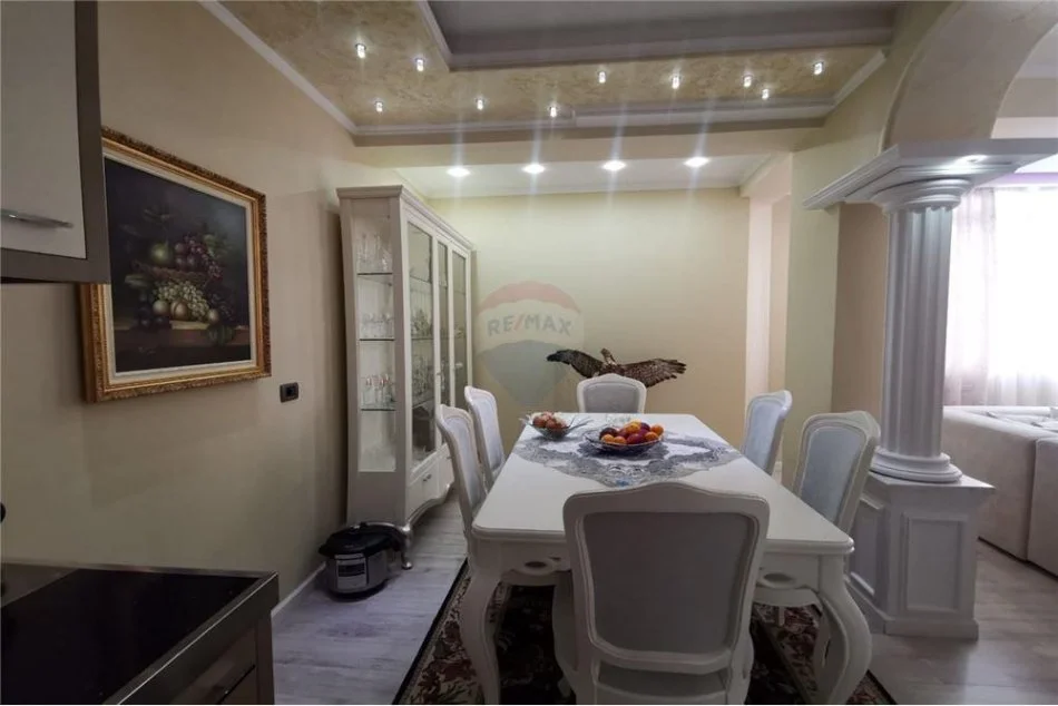 Tirane, jepet me qera , 140 m² 1.000 € (Rruga Sami Frasheri Bllok)