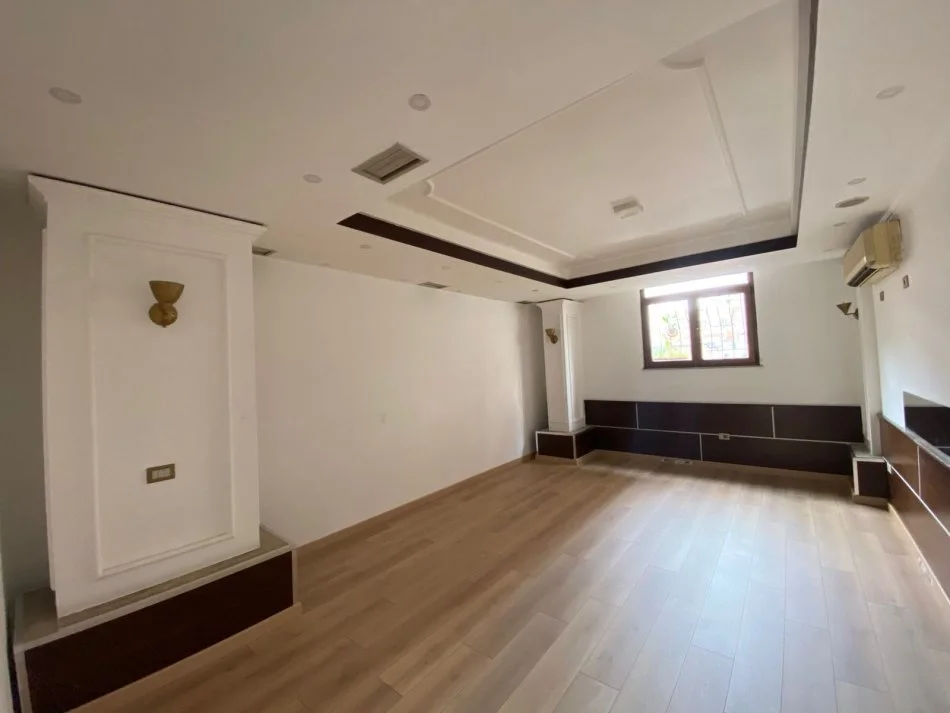 Tirane, jepet me qera ambjent biznesi Kati 1, 115 m² 1.000 € (Vasil Shanto)