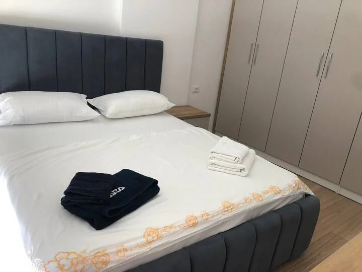 Tirane, jepet me qera apartament 1+1 Kati 8, 70 m² 600 € (Xhamlliku)