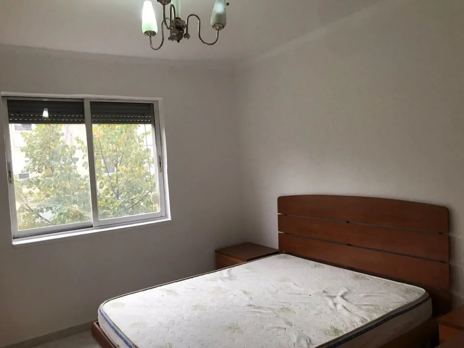 Tirane, jepet me qera apartament 1+1 Kati 3, 70 m² 300 € (Allias)