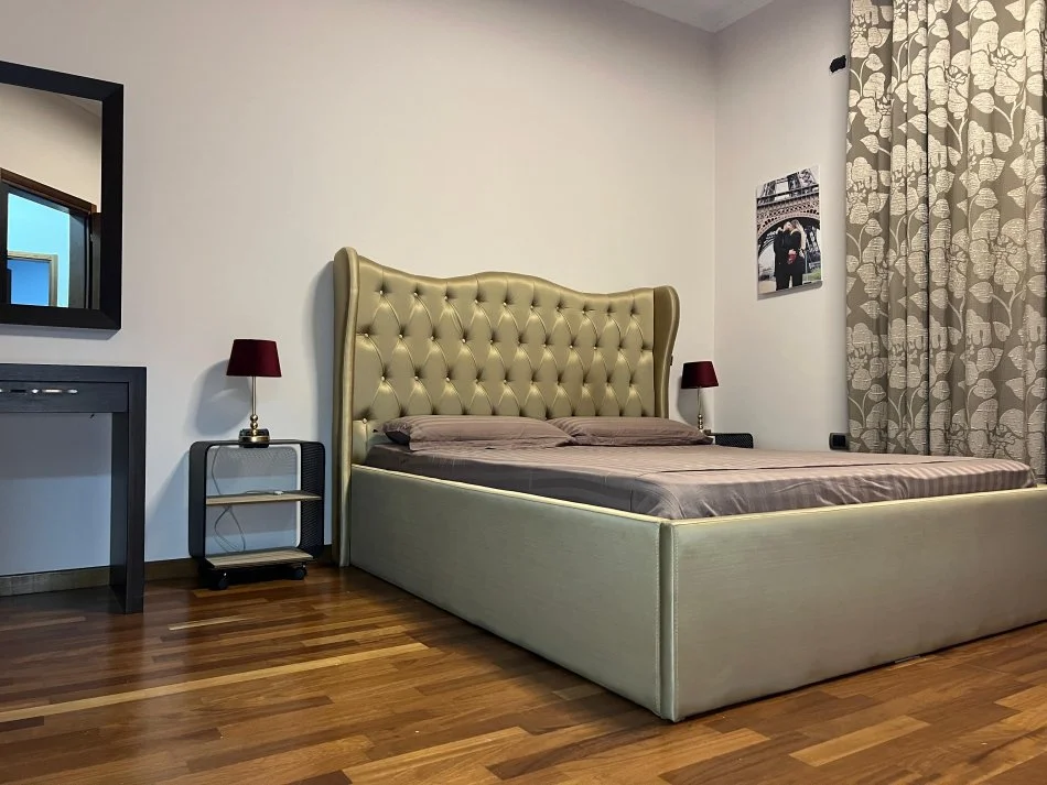 Tirane, jepet me qera apartament 3+1+Ballkon Kati 1, 150 m² 1.000 € (Rruga Abraham Lincoln)