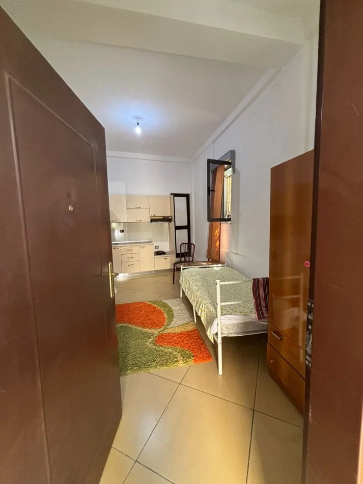 Tirane, jepet me qera apartament 1+1 Kati 1, 47 m² 270 € (Ali Demi)