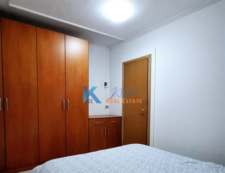 Tirane, jap me qera apartament 1+1+Ballkon Kati 6, 60 m² (Rruga e Barrikadave, afer Gjimnazit Sami Frasheri)