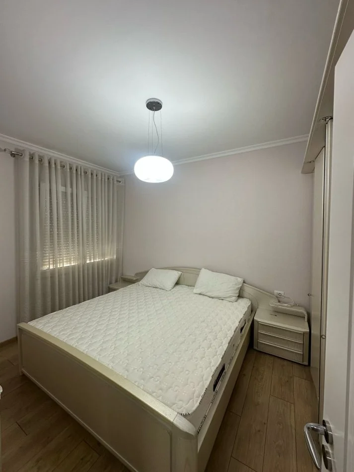 Tirane, jepet me qera apartament 2+1 Kati 2, 122 m² 900 € (Kopshti Zoologjik)