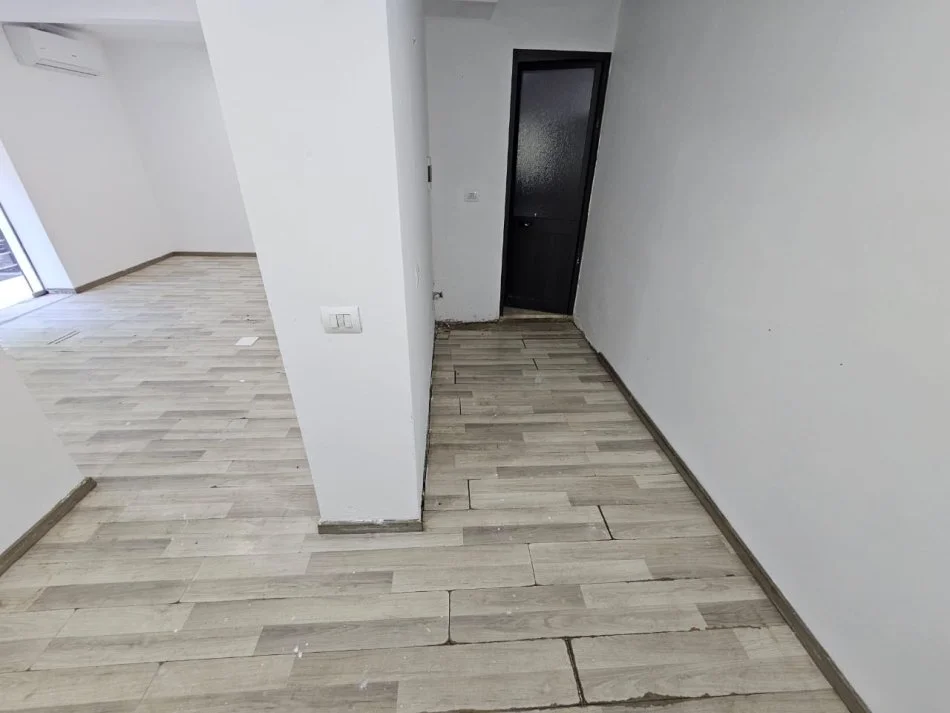 Tirane, jap me qera dyqan Kati 0, 40 m² 700 € (Rruga Bardhyl)