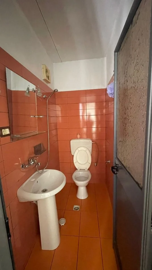 Tirane, jepet me qera apartament 1+1 Kati 1, 50 m² 270 € (don bosco)