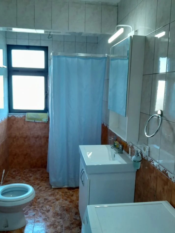 Tirane, jepet me qera 2+1 Kati 4, 60 m² 450 € (Shkolla Bashkuar)